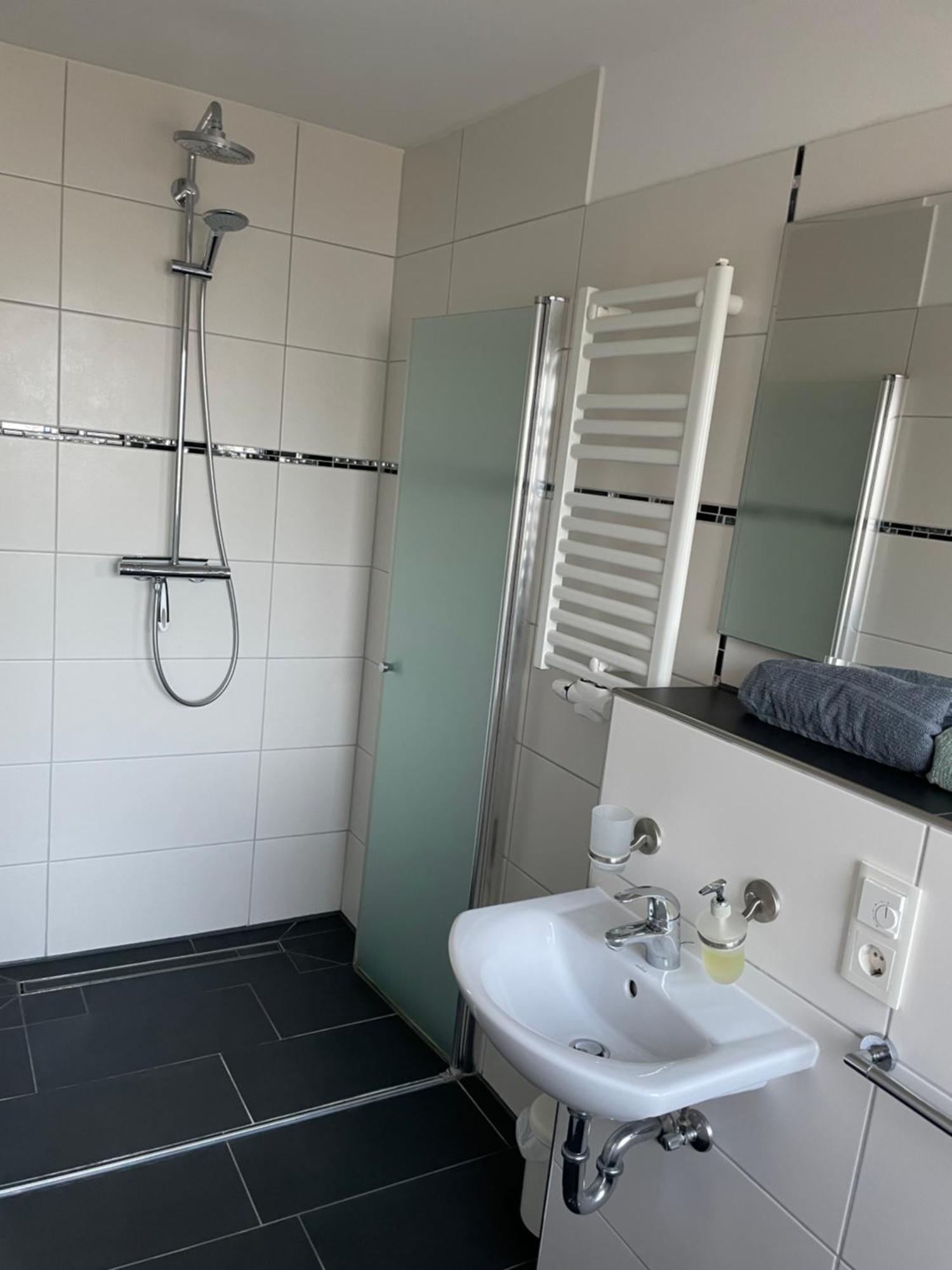 Ferienwohnung Mit Fussbodenheizung Nahe Messe, Gratis Parkplatz Und Abstellplatz E - Bike Hannover Bagian luar foto