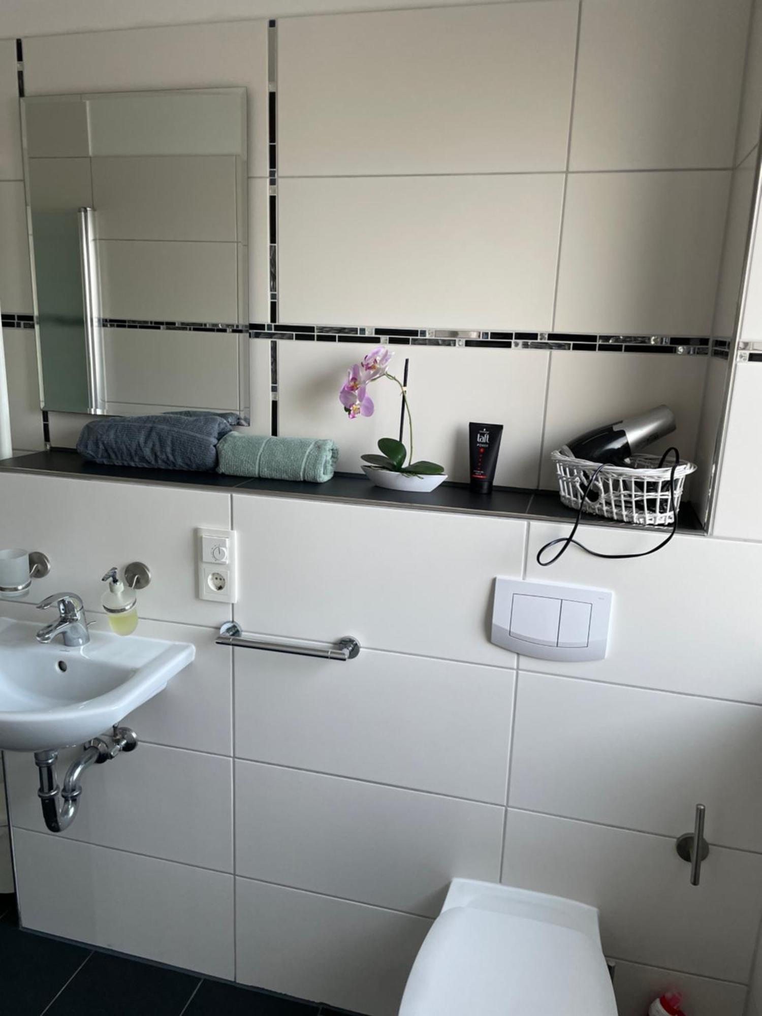 Ferienwohnung Mit Fussbodenheizung Nahe Messe, Gratis Parkplatz Und Abstellplatz E - Bike Hannover Bagian luar foto